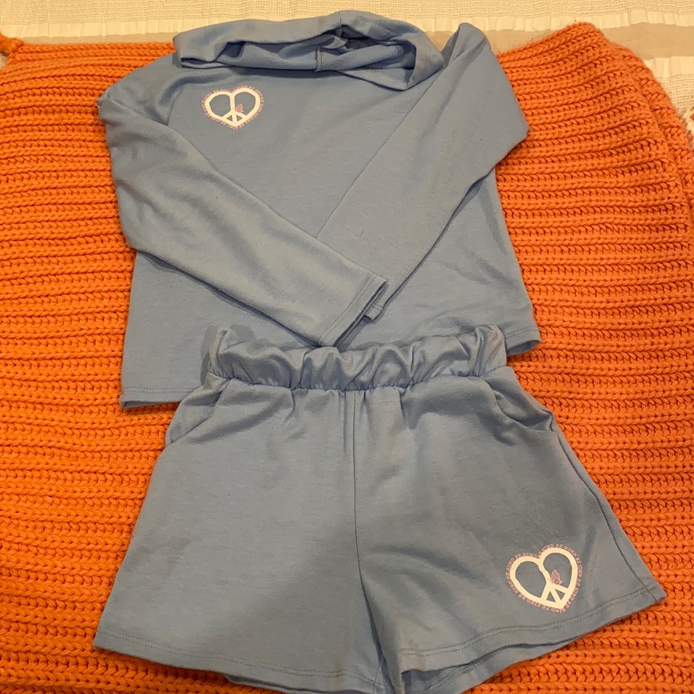 Girls light weight set shorts and hoody top